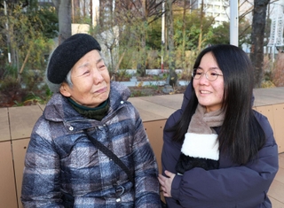 亡くなった長男を思い出し、涙する山辺武子さん（左）と、付き添った孫の纏さん＝１７日午前７時５０分、神戸市中央区加納町６、東遊園地（撮影・長嶺麻子）