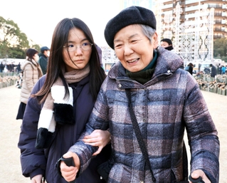 亡くなった長男を思い東遊園地を訪れた山辺武子さん（右）と、付き添った孫の纏さん＝１７日午前７時３１分、神戸市中央区加納町６、東遊園地（撮影・長嶺麻子）