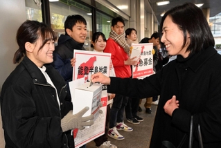能登半島地震の緊急募金を呼びかける大学生ら＝１７日午前８時４６分、神戸市中央区布引町４、ＪＲ三ノ宮駅前（撮影・風斗雅博）
