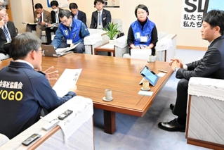 被災地の社会福祉協議会の現状を斎藤元彦知事（右）に報告する兵庫県社協職員＝県庁