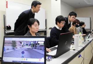 メタバースを体験する参加者＝姫路市下寺町