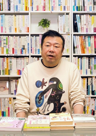 闘病記のみを集めた私設図書館をオープンした金井一弘さん＝大阪市中央区内平野１