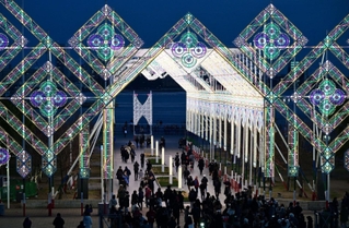 きらびやかな電飾が浮かび上がった神戸ルミナリエ＝１９日夜、神戸市中央区波止場町、メリケンパーク（撮影・中西幸大）