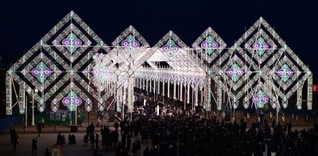 きらびやかな電飾が浮かび上がった神戸ルミナリエ＝１９日夜、神戸市中央区波止場町、メリケンパーク（撮影・中西幸大）