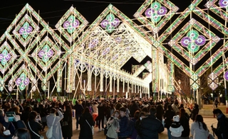 夜空をバックに電飾が浮かび上がった神戸ルミナリエ＝１９日夜、神戸市中央区波止場町、メリケンパーク（撮影・中西幸大）
