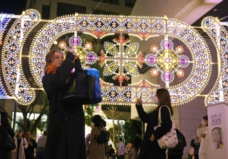 来場者でにぎわった旧居留地の神戸ルミナリエ会場＝１９日夜、神戸市中央区浪花町（撮影・小林良多）