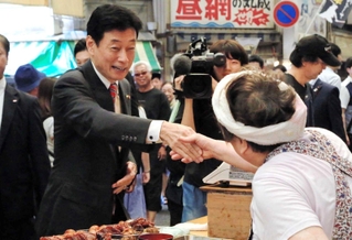 第４次安倍再改造内閣で経済再生担当相として初入閣し、就任後初めて地元・明石入りした西村康稔氏（左）＝２０１９年９月、明石市本町１