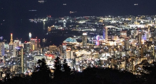 「１千万ドル」とも称される神戸の夜景。震災から２９年。一度は消えた「光の街」は輝きを増す＝２０２３年１２月、神戸市灘区摩耶山町、掬星台から（撮影・三津山朋彦）
