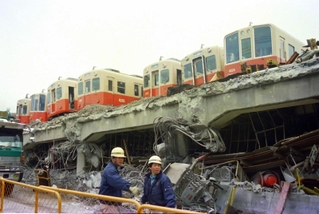 震災で崩れた後、解体される石屋川車庫＝１９９５年２月１６日