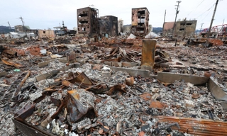 大規模火災が起きた「輪島朝市」付近。焼失した建物や車なども依然手付かずのままだ＝２１日午前、石川県輪島市（撮影・笠原次郎）