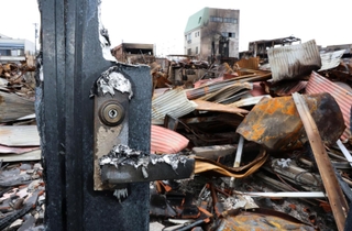 火災で焼けた扉＝２１日午前、石川県輪島市（撮影・笠原次郎）