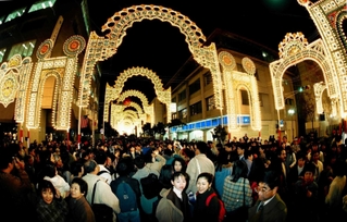 第１回神戸ルミナリエ。光の芸術が被災した街を彩った＝１９９５年１２月１５日、神戸市中央区の旧居留地