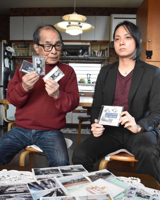 震災直後のラジオ放送の音源をＣＤ化した三条杜夫さん（左）と息子の祥平さん＝神戸市垂水区