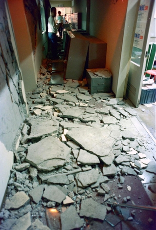 阪神・淡路大震災で壁が崩れたラジオ関西の旧社屋。がれきの中から放送を続けた。＝１９９５年１月１７日、神戸市須磨区行幸町