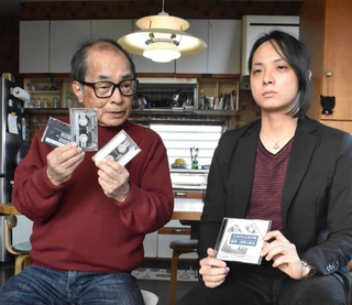 震災直後のラジオ放送の音源をＣＤ化した三条杜夫さん（左）と息子の祥平さん＝神戸市垂水区