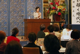 前尼崎市長の稲村和美さんが講演した祝賀会＝神戸市中央区東川崎町１、ホテルクラウンパレス神戸