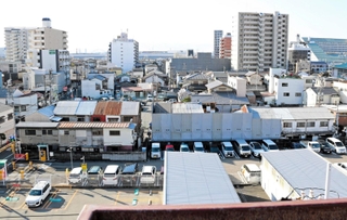 一斉廃業し、市による建物の買収が進む旧かんなみ新地。中央の１棟は解体が始まった＝尼崎市神田南通３