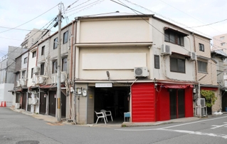 一斉廃業し、市による建物の買収が進む旧かんなみ新地＝２０２４年１月２２日、尼崎市神田南通３