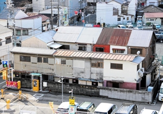 一斉廃業し、市による建物の買収が進む旧かんなみ新地＝２０２４年１月２２日、尼崎市神田南通３