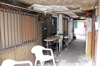 一斉廃業し、市による建物の買収が進む旧かんなみ新地＝２０２４年１月２２日、尼崎市神田南通３