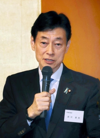 明石コミュニティー懇話会であいさつをする西村康稔前経済産業相＝２２日夕、明石市松の内２