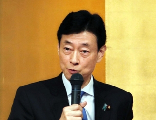 明石コミュニティー懇話会であいさつをする西村康稔前経済産業相＝２２日夕、明石市松の内２