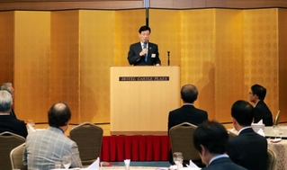 明石コミュニティー懇話会であいさつをする西村康稔前経済産業相＝２２日夕、明石市松の内２