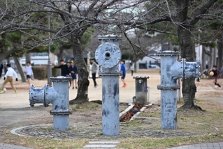 震災後に設置された水琴窟。地下には耐震性の貯水槽があるという＝神戸市灘区記田町１、石屋川公園