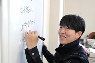 豊岡市の地域おこし協力隊卒業第１号の青栁順子さん。卒業後は隊員の日々をサポートする＝豊岡市九日市