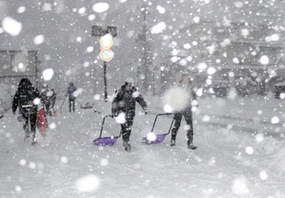 朝から雪かきに追われる人たち＝２４日午前、豊岡市寿町（撮影・阿部江利）