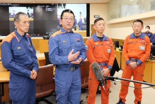 報道陣を前に、被災地での活動を振り返る原弘典課長（左から２人目）ら＝兵庫県災害対策センター