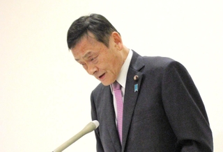 自民党派閥の政治資金パーティー裏金問題を巡り、会見で頭を下げる末松信介参院議員＝２４日午後、東京都千代田区