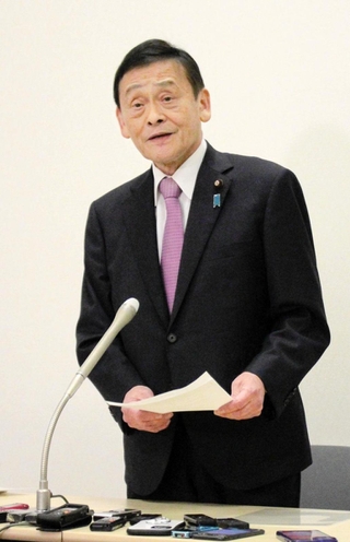 自民党派閥の政治資金パーティー裏金問題を巡り、会見を開いた末松信介参院議員＝２４日午後、東京都千代田区、参院議員会館