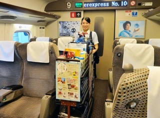 山陽新幹線の車内ワゴン販売（ＪＲ西日本提供）