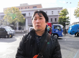 「判決を心に刻みたい」と京都地裁前を訪れた津田幸恵さんのいとこの籔隆之さん＝２５日午前、京都市内