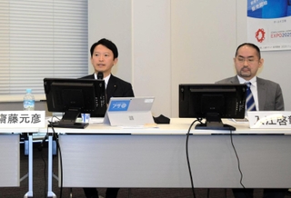 フィールドパビリオンと地域経済について語る兵庫県の斎藤元彦知事（左）＝大阪市北区、グランフロント大阪