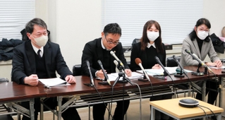 会見で説明する弁護団の松本隆行団長（左端）ら＝２５日午後、神戸市中央区橘通１