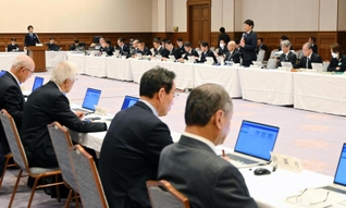 兵庫県内41市町の首長らが参加し、２０２４年度の事業などについて意見を交わした「県・市町懇話会」＝県公館