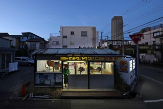 震災から数カ月後にできた「コインランドリーときわ」。まちの風景に溶け込んでいる＝神戸市東灘区御影本町８