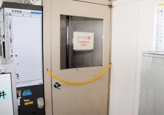 加古川市中央消防署の事務室の一角。滑り棒につながるドアは、常時閉じている＝加古川市加古川町本町