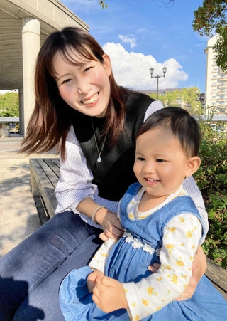 産褥期精神病を経験した井上美穂さん（左）。治療後は子育てに励んでいる＝神戸市西区
