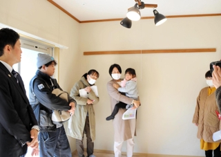 子育て世帯向けにリノベーションされた県営住宅を見学する斎藤元彦知事と親子連れら＝尼崎市蓬川町（撮影・広畑千春）