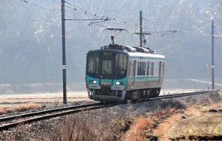 ＪＲ加古川線西脇市-谷川間を走る電車＝西脇市内