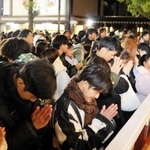 手を合わせる初詣客ら＝１日午前０時８分、神戸市中央区多聞通３の湊川神社