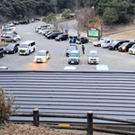 日本海に面し、津波警報が出た兵庫県北部の豊岡市竹野町で、高台の宿泊施設へと避難する地域住民らの車＝１日午後、豊岡市竹野町竹野（住民提供）