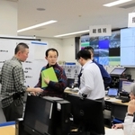 情報収集に追われる兵庫県災害警戒本部＝１日午後５時５１分、神戸市中央区、県庁