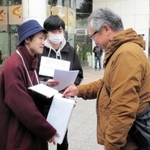神戸大生の呼びかけに応じ募金する市民ら＝ＪＲ六甲道駅前