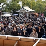 大勢の参拝者が訪れた湊川神社＝１日午前、神戸市中央区多聞通３（撮影・風斗雅博）