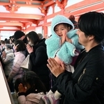 新年を迎え、願いを込めて手を合わせる参拝者たち＝１日午前、神戸市中央区下山手通１、生田神社（撮影・風斗雅博）