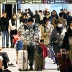 飛行機から降りて家路に就く乗客ら＝３日午後、大阪空港（撮影・笠原次郎）
